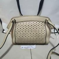 ราคา Kate spade ของแท้ สะพายข้าง ปรับระดับได้ หนังแท้สีครีม ขนาดฐาน 22 สูง 19 สภาพดี ซับสะอาด (24821703593)