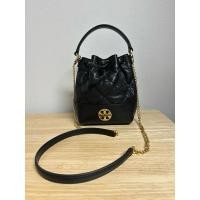 ราคา กระเป๋าขนมจีบ Tory Burch หนังแกะ สีดำ (24221613167)