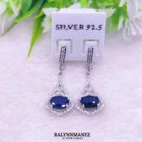 ราคา L6440 ต่างหูพลอยไพลินแท้ ( Natural Blue Sapphire ) แบบอิงลิชล็อค ตัวเรือนเงินแท้925 ชุบทองคำขาว (26363353281)