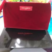 ราคา ถูก พร้อมส่ง!! ของแท้ กระเป๋าเครื่องสำอาง ทรงคลัทช์ Dolce & Gabbana Beauty "Red Velvet" Makeup Bag Cosmetic Pouch (3920608919)