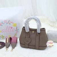 ราคา (สีน้ำตาลครีม)กระเป๋า Garden party micro 20 กระดุมสีทองหัวใจปั๊มAllieแบรนด์แท้ (2สาย) (2811736868)