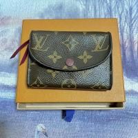 ราคา LV rosalie coin purse สี ฟูเซีย สภาพดี มีร่องรอยการใช้งานทั่วปกติ (6455240701)