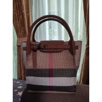 ราคา กระเป๋าหนังแท้ ผสมผ้าแคนวาส อยู่ทรงน้ำหนักเบา ใบใหญ่ มีสายสะพายด้วยคะ (27755624750)