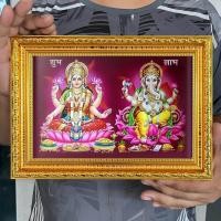 ราคา กรอบรูป พระแม่ลักษมี พระพิฆเนศ พื้นสีม้วง ขนาด 20.3×28.5 เซนติเมตร สีทองคละแบบ แขวน และ ตั้งได้ (29726255583)