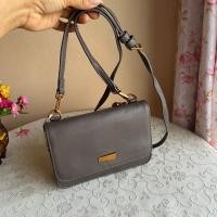 ราคา Le pitta แท้ คอสบอดี้ ทรงกล่องตั้งได้สีเทาขนาดน่ารักซับในสะอาดหนังสังเคราะห์ฐาน 7 นิ้วกว้าง 2.5 นิ้วสูง 5 นิ้ว 250 บาท (26126416801)