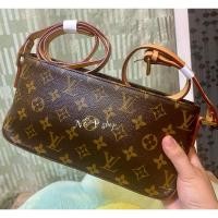 ราคา LV วินเทจหนังแคนวาสแท้ มือสองสวยมาก ตำหนิสายตามภาพนอกนั้นสวยมาก ขนาด 10 นิ้ว (27404141888)