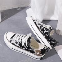 ราคา รองเท้าผ้าใบทรงข้อสั้น สกรีนลายกราฟิกตุ๊กตาหมี 2 สี (14384443532)