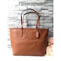 ราคา Coach แท้ ✔️ พร้อมส่ง กระเป๋าสะพายข้างทรงโท้ท หนังครอสเกรน | Coach City Zip Tote in Crossgrain Leather (2557293804)