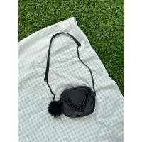 ราคา Bershka กระเป๋าสะพายข้าง ทรงสี่เหลี่ยม สภาพใหม่มือสอง (22164751339)