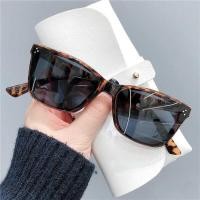 ราคา {HOT] YOOSKE 2022 Fashion Sunglasses Women 39;s Brand Designer Vintage Rivets Korean Trend (26663024133)