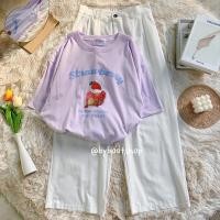 ราคา เสื้อยืดoversize ลายสตอเบอร์รี่ (สีม่วง) + กางเกงเอวสูงขาบานB (สีขาว) (13456242181)