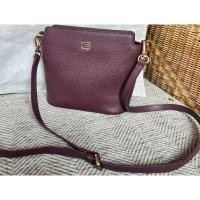 ราคา Guy Laroche กระเป๋าสะพายคลอสบอดี้สตรี(สีเปลือกมังคุด)แท้มือสอง หนังวัวแท้สภาพดี (25680970159)