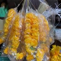 ราคา พวงมาลัยศาล พวงมาลัยคล้อง พวงมาลัยแห้ง พวงมาลัยดาวเรือง กลม 13 ดอกราคาถูกมาก ตั้งศาล ศาลพระภูมิ (6333221058)