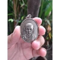 ราคา เหรียญหลวงพ่อเกษม เขมโก มทบ.3 กองพันโคราช ปี2518 เนื้อนวะ (8195784569)