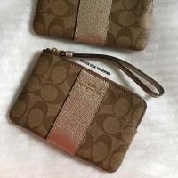 ราคา COACH F58035 CORNER ZIP WRISTLET IN SIGNATURE COATED CANVAS WITH LEATHER STRIPE (845633563)