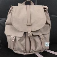 ราคา กระเป๋าเป้สีหวานน่ารัก ยี่ห้อHerschel ของแท้ 100% มือสอง สภาพดี (3510206381)