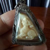 ราคา สิงห์ตะปบเหยื่อ งาแกะเลี่ยมเงินเก่าเดิมๆ ขนาดห้อยคอสิงห์งาแกะ เป็นเครื่องรางสุดยอดพุทธคุณ ด้านคงกระพันชาตรี กันเขี้ยวงา (24758680983)