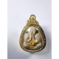 ราคา หลวงปู่มหาศิลา ปิดตา มหารวย รวมแร่กายสิทธิ์ ปรก พร้อมเลี่ยม ซองเดิม สร้อยข้อมือ (KA468) (24888421390)