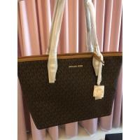ราคา mk tote ใหม่ สีน้ำตาล ลาย Mk ราคาดี ของแท้จากช้อป ตปท (4977554172)