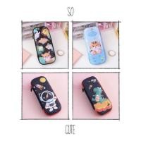 ราคา ใหม่ล่าสุด MOTIF Smiggle dupe style 3D Embossed Pencil Holder | กล่องดินสอกันน้ํา | กล่องดินสอ Dino Unicorn Tiger Bear Rabbit Astronaut (27015207990)