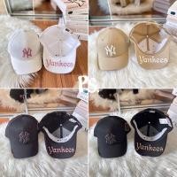 ราคา MLB แท้ พร้อมส่ง หมวก MLB diamond logo patch ball cap โลโก้ NY ปักตกแต่งด้านข้าง ใต้ปีกปัก Yankees ขาว ชมพู ครีม ดำ (11551107602)