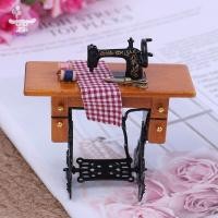 ราคา [San] บ้านตุ๊กตา เฟอร์นิเจอร์จิ๋ว จักรเย็บผ้าขนาดเล็ก โต๊ะ ผ้าตกแต่ง 1:12 ของเล่น POP (27019754062)