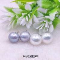 ราคา PE6401 ต่างหูมุกแท้ ( Natural Pearl )ขนาด 10 มิล มีสีขาว แบบก้านเสียบ ตัวเรือนเงินแท้ 925 ชุบทองคำขาว (23967056739)