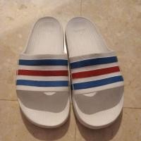 ราคา รองเท้าแตะสีขาวลายสวย ยี่ห้อ Adidas แท้ (มือสอง) (28204614875)