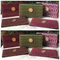 ราคา ราคาต่อชิ้น ไม่มีธนบัตร เก็บเก่า Silk Folder ปกผ้าไหมทอลายใส่ธนบัตรที่ระลึก หรืออื่นๆ(ตราปีกาญจนาภิเษกในหลวง รัชกาลที 9) (20838714359)