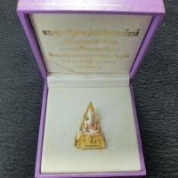 ราคา พระพุทธชินราช รุ่นเฉลิมพระเกียรติ ปี 2539 ﻿ เนื้oเงินสามกษัตริย์ องค์พระมีขนาดฐาน1.8 ซม.สูง 3 ซม. มีหมายเลขกำกับทุกองค์ (14118233250)