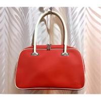 ราคา ส่งฟรี กระเป๋า Lacoste แท้!! สีแดง สภาพดีไม่มีชำรุด แถมถุงกระดาษจากช็อป (1515050087)