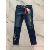 ราคา (LEV01) กางเกงยีนส์ Levi’s 711 Mid Rise Skinny ไซส์ 28 ผ้ายีสน์ยืดได้นิดหน่อย ฟอกสีกลาง (Blue Jeans) (15770861778)