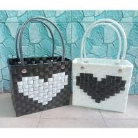 ราคา กระเป๋าสานเส้นพลาสติก ตะกร้าสานเส้นพลาสติก ทรงเหลี่ยม ไซส์ 7.5 นิ้ว สานลายหัวใจ (20620959573)