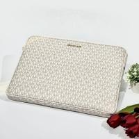ราคา กระเป๋าใส่ macbook Michael Kors Jet Set Large 15 In Laptop Padded Case Sleeve Light Cream Multi MK 35T1GTVN7B (25321192501)