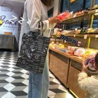 ราคา พร้อมส่ง จากไทย กระเป๋าสะพายไหล่ ทรง A4 ใหญ่ ใส่ของได้เยอะ ผ้ากระสอบเคลือบพลาสติกกันน้ำขนาด 36×35×11 cm (10296529304)