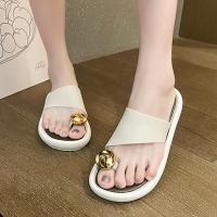 ราคา Luckkyshoes New Collection รองเท้าแตะแฟชั่นลำลอง ของดีที่สาวๆไม่ควรพลาด แตะแบบสวม ดีเทลสวมนิ้วโป้ง ติดอะไหล่สีทอง หรูหรา (26817775624)