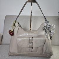 ราคา Coach แท้ ทรง Hobo สวย สภาพดี ใส่ipad ได้ค่ะ (29180549398)