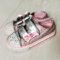 ราคา รองเท้าผ้าใบเด็ก มีไฟ skechers สีเงิน มีไฟ (6003848476)