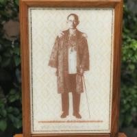 ราคา ภาพในหลวงรัชกาลที่ 9 บนกระเบื้องเคลือบ กรอบไม้สัก พร้อมฐานตั้งไม้สัก (5015055679)