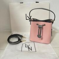 ราคา LYN กระเป๋าทรงขนมจีบไซส์เล็ก สีชมพู (18063050555)