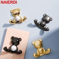 ราคา Naierdi ตะขอแขวนเสื้อโค้ท หมวก ผ้าขนหนู โลหะผสมสังกะสี รูปหมี สีทอง สําหรับติดผนังห้องน้ํา (25753382140)