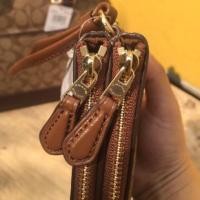 ราคา ☑️ กระเป๋าคล้องมือCoach แท้ 6 นิ้ว 2 zip สีน้ำตาลคลาสสิค (1046854221)