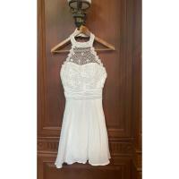 ราคา ชุดเดรสสั้นสีขาว คล้องคอ ผ้าชีฟอง ลายลูกไม้ มีซับใน มีฟองน้ำเสริมตรงหน้าอก สม็อคหลังนะคะ มือสอง พร้อมส่งค่ะ (27634593183)