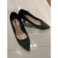 ราคา รองเท้ากำมะหยี่ส้นสูงเบาๆ สีเขียวดำ มือสอง (22034946929)