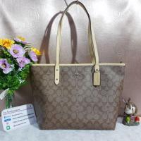 ราคา COACH F58292 CITY ZIP TOTE IN SIGNATURE COATED CANVAS COLOR : SILVER/KHAKI VANILLA (1422659899)