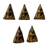 ราคา พระนางพญากรุวังหน้าวัดพระแก้วเนื้อแร่ดูดติดแม่เหล็กลงรักติดทองสินค้าเลือกสุ่มให้นะคะ (18741821336)