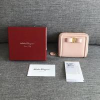 ราคา Salvatore Ferragamo กระเป๋าสตางค์ใบเล็ก ของแท้ 100% (8811057195)
