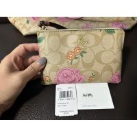 ราคา กระเป๋าcoach 1 ซิป s #แท้100% มือ2 กระเป๋าคล้องมือ (ลายกุหลาบ) (22172833424)