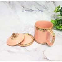 ราคา จิตต์ติมา เบญจรงค์ แก้วน้ำเบญจรงค์ลายขอบกุหลาบในกล่องผ้าไหม (สินค้า OTOP 5 ดาว) (5086645113)
