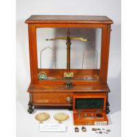 ราคา ตราชั่งโบราณพร้อมตู้ไม้ติดกระจกอย่างดี (28117805893)